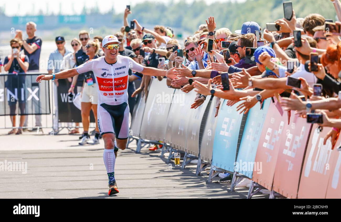 Триатлон бег. Триатлон это вид спорта. Iron man триатлон. Триатлон спортсмены. Триатлон спортсмены.