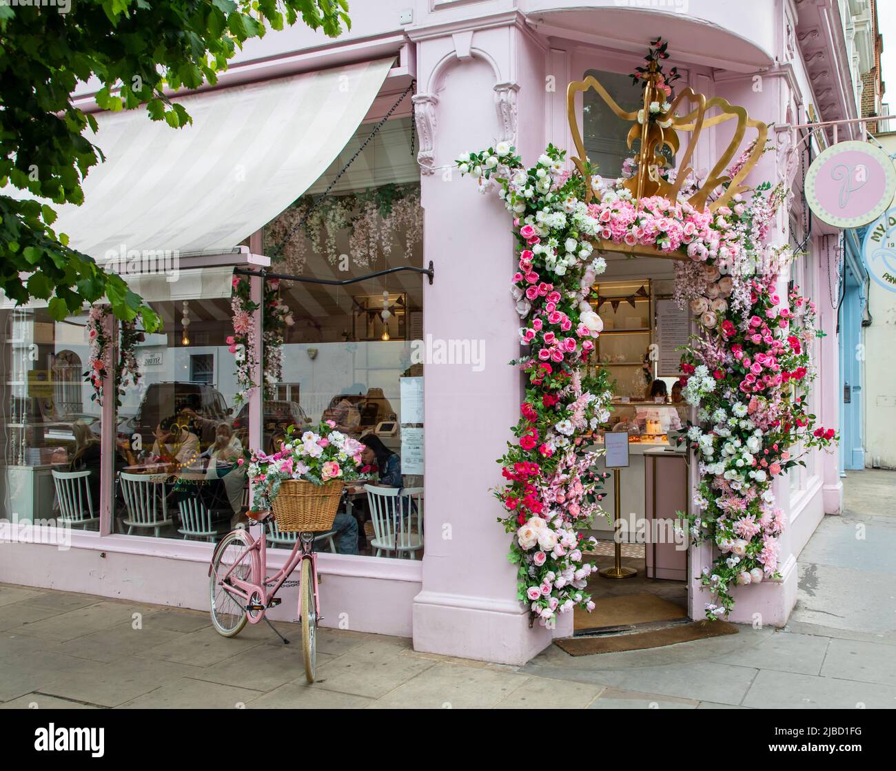 London, May 26, 2022: Streets of Chelsea get decoated with floral displays for annual Chelsea in Bloom competition Stock Photo