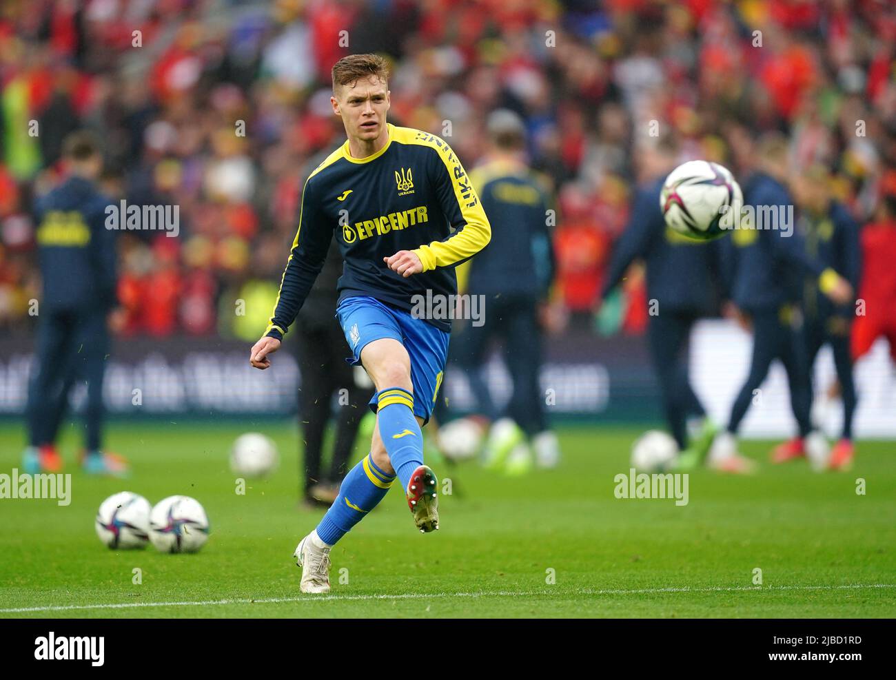 Ukraine&rsquo;s Viktor Tsyhankov warming up before the FIFA World Cup 2022