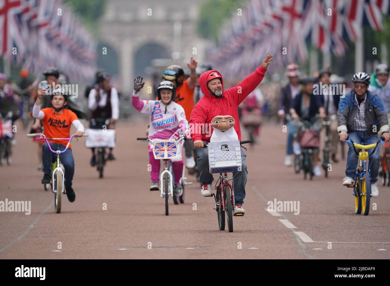 A cyclist with a model of ET Extra Terrestrial during the Platinum Jubilee Pageant in front of Buckingham Palace, London, on day four of the Platinum Jubilee celebrations. Picture date: Sunday June 5, 2022. Stock Photo
