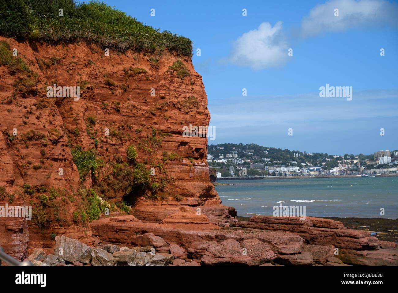 The red soil of Devon is clearly eexposed in the cliffs of Paignton Stock Photo