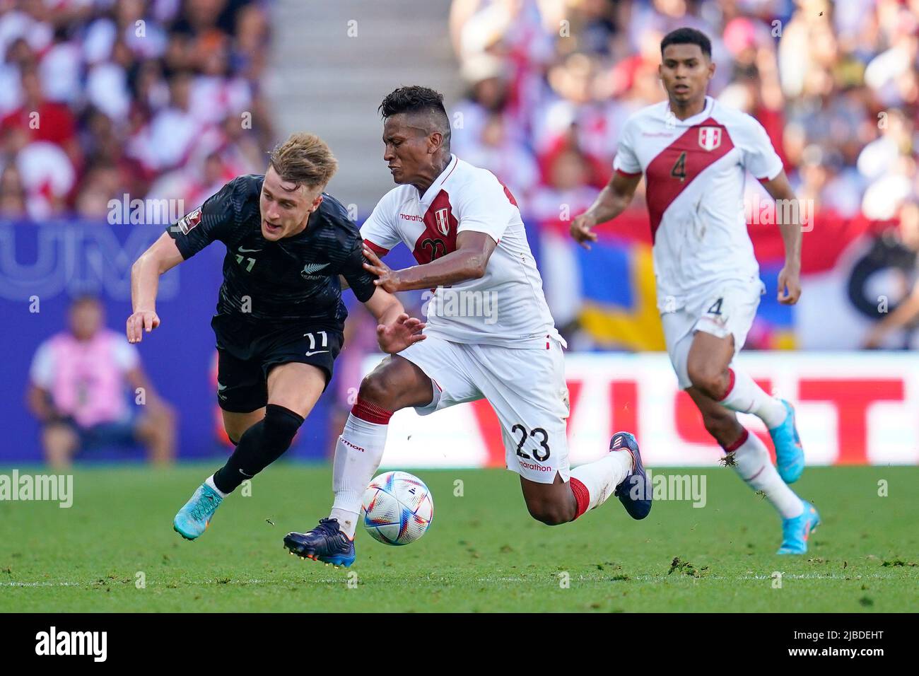 Barcelona, Spain. June 5, 2022, Alex Greive of New Zealand and Santiago Ormeno of Peru during the friendly match between Peru and New Zealand played at RCDE Stadium on June 5, 2022 in Barcelona, Spain. (Photo by Bagu Blanco / PRESSINPHOTO) Stock Photo