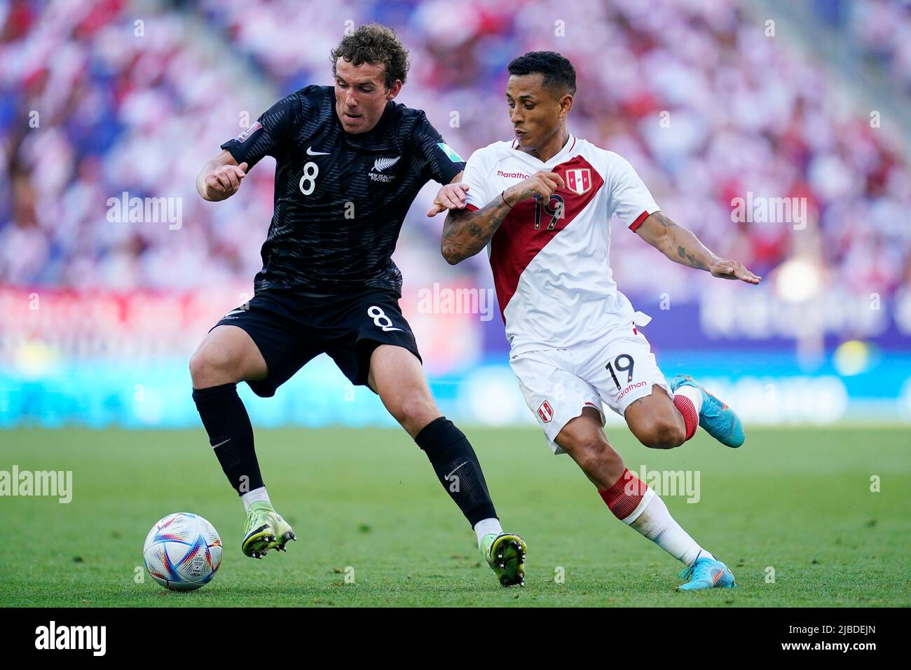 Barcelona, Spain. June 5, 2022, Joe Bell of  New Zealand and Yoshimar Yotun of Peru during the friendly match between Peru and New Zealand played at RCDE Stadium on June 5, 2022 in Barcelona, Spain. (Photo by Bagu Blanco / PRESSINPHOTO) Stock Photo