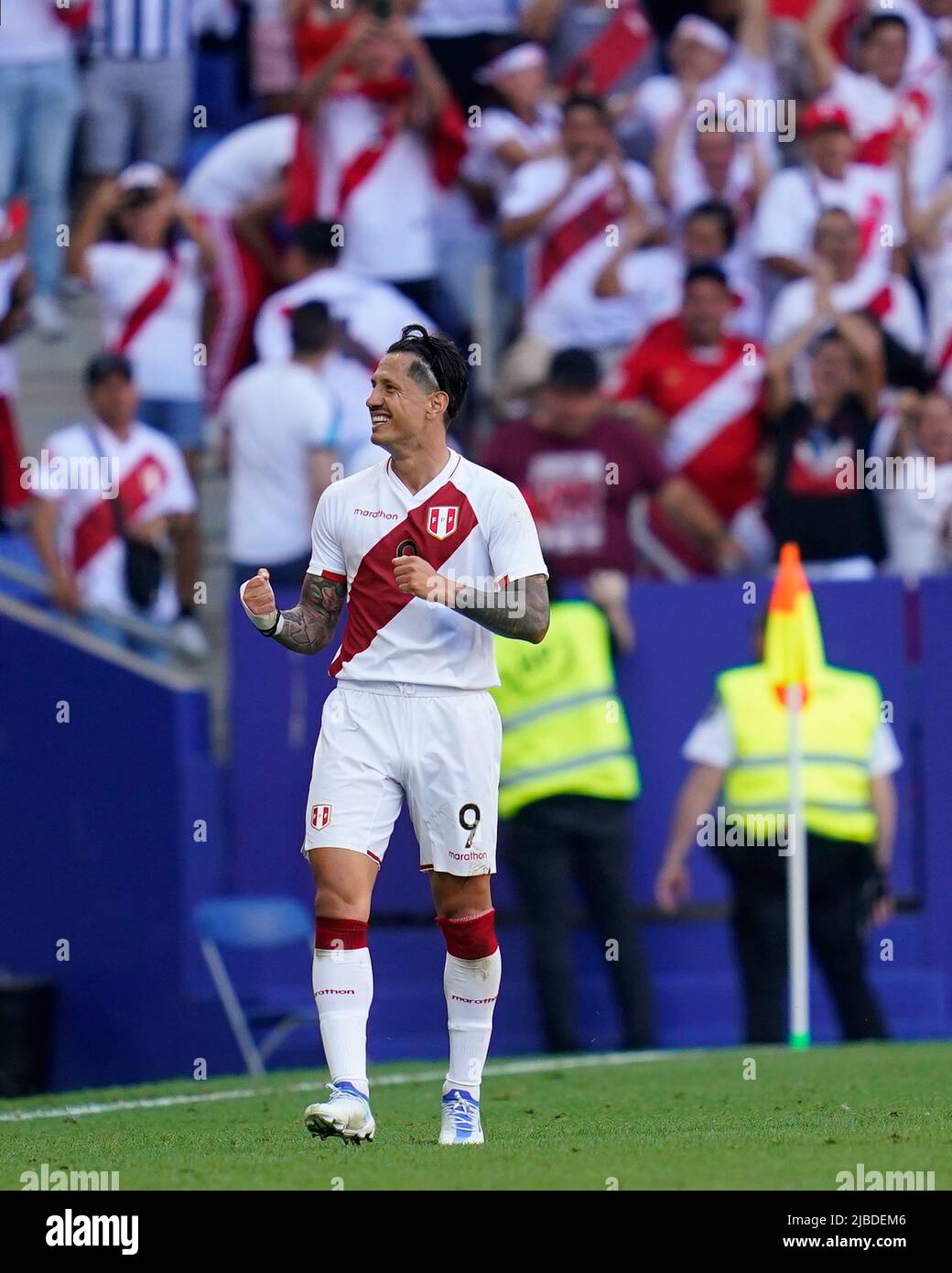 Barcelona, Spain. June 5, 2022, Gianluca Lapadula of Peru celebrates after scoring the 1-0 during the friendly match between Peru and New Zealand played at RCDE Stadium on June 5, 2022 in Barcelona, Spain. (Photo by Bagu Blanco / PRESSINPHOTO) Stock Photo