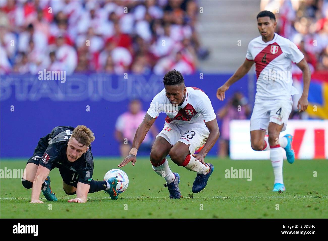 Barcelona, Spain. June 5, 2022, Alex Greive of New Zealand and Santiago Ormeno of Peru during the friendly match between Peru and New Zealand played at RCDE Stadium on June 5, 2022 in Barcelona, Spain. (Photo by Bagu Blanco / PRESSINPHOTO) Stock Photo
