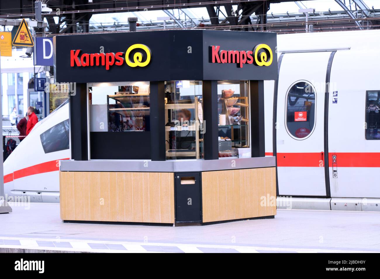 Verkaufsstand der Bäckerei-Kette Kamps GmbH auf einem Bahnsteig des kölner Hauptbahnhofs, Nordrhein-Westfalen, Deutschland, Köln Stock Photo