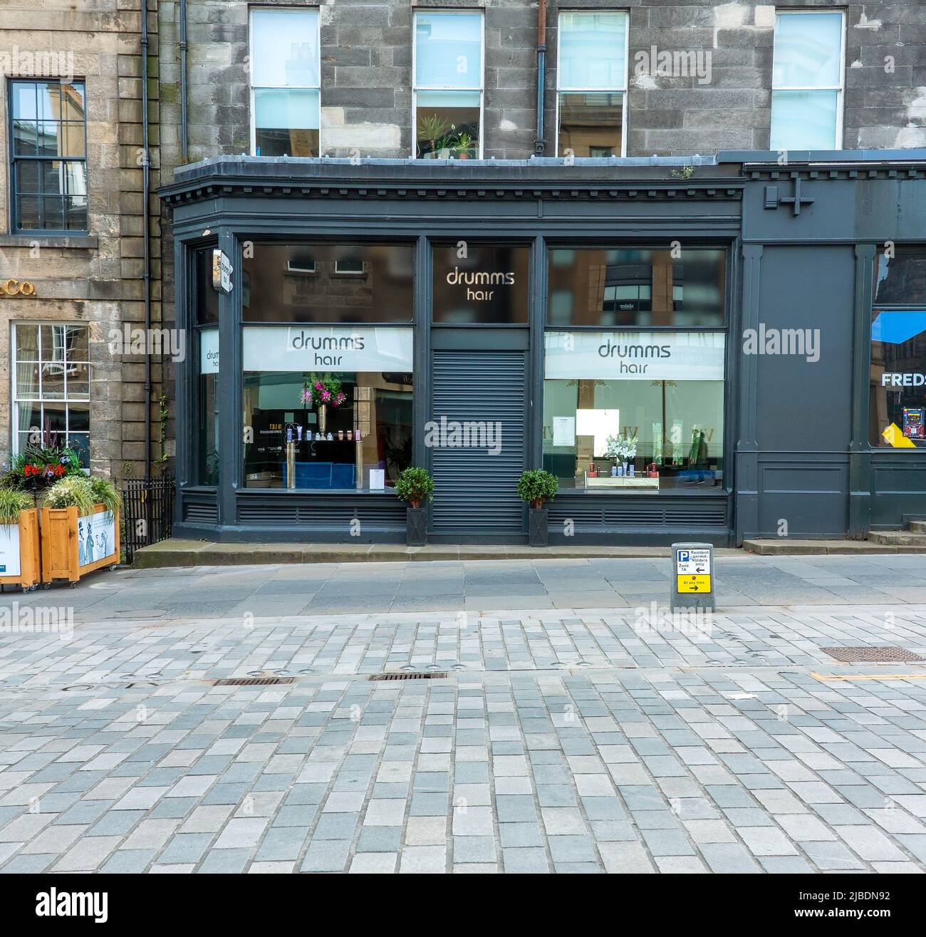 Brian Drumms Hairdressing Salon for getting a new Hairstyle, Edinburgh, Scotland, UK Stock Photo - Alamy Brian Drumms Hairdressing Salon for getting a new Hairstyle, Edinburgh, Scotland, UK Stock Photo - Alamy