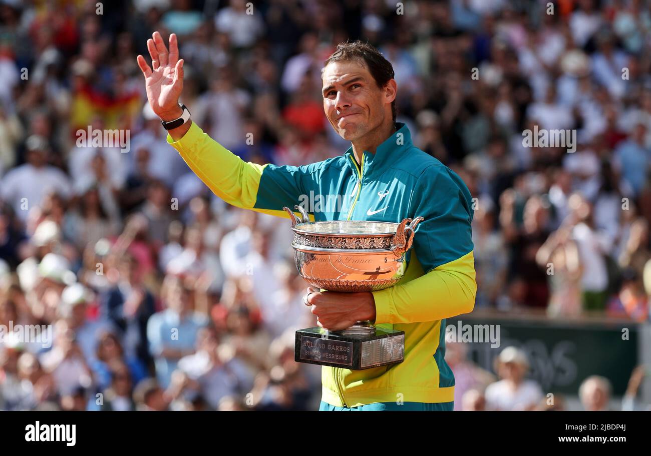 PHOTOS: Rafael Nadal poses with his trophy in Paris – Rafael Nadal Fans