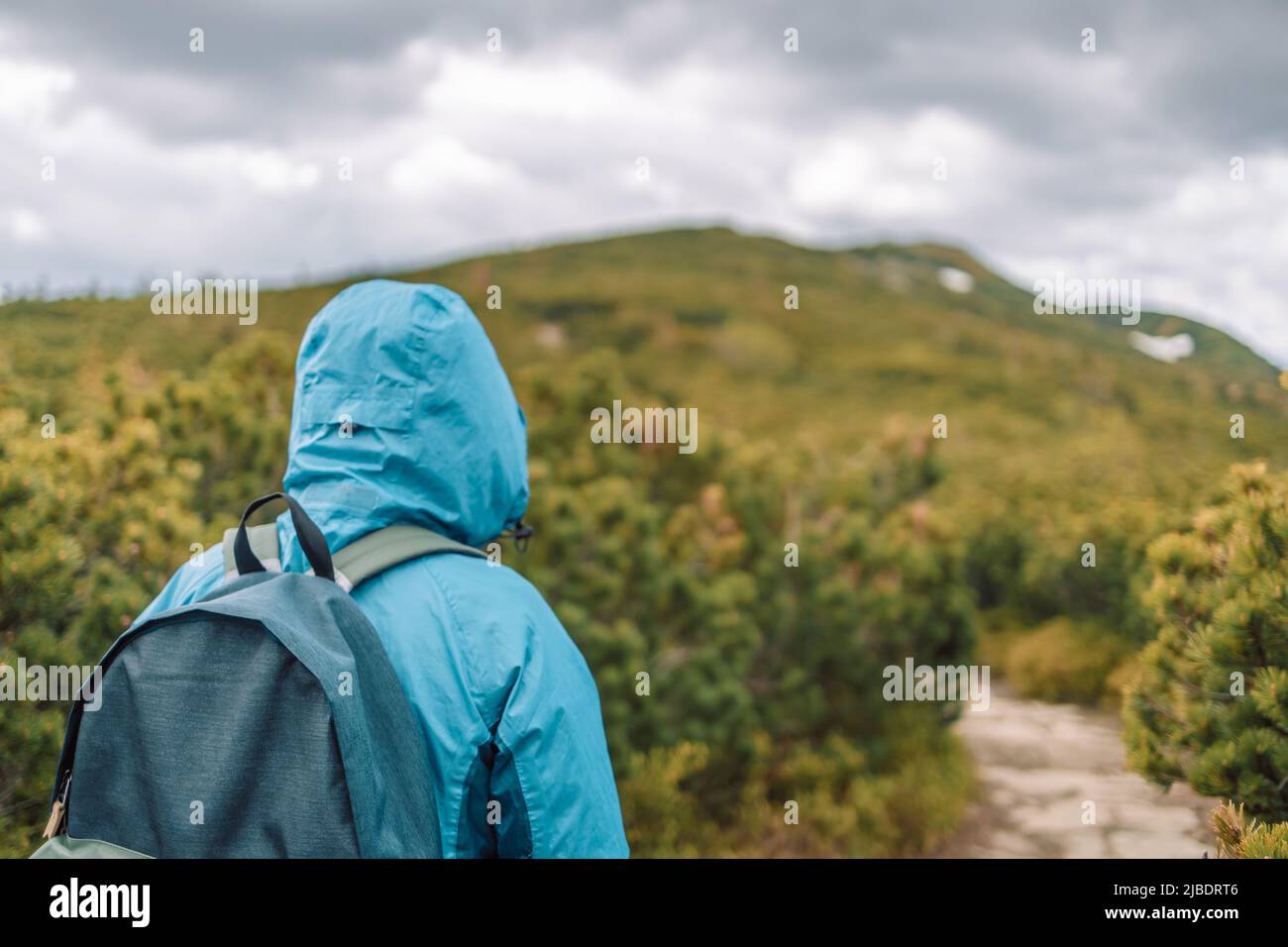 Female friends hiking hi-res stock photography and images - Alamy