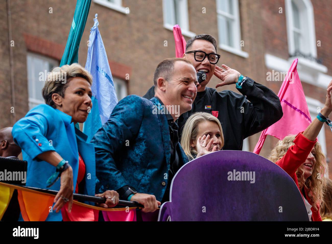 Platinum Jubilee Pageant, London, UK. 5th June 2022. Dame Kelly Holmes, Martin Lewis and Gok Wan on the top deck of the 2000s bus at The Platinum Jubilee Pageant,as it proceeds along Whitehall on the fourth and final day of the Queen’s Platinum Jubilee celebrations.  Amanda Rose/Alamy Live News Stock Photo