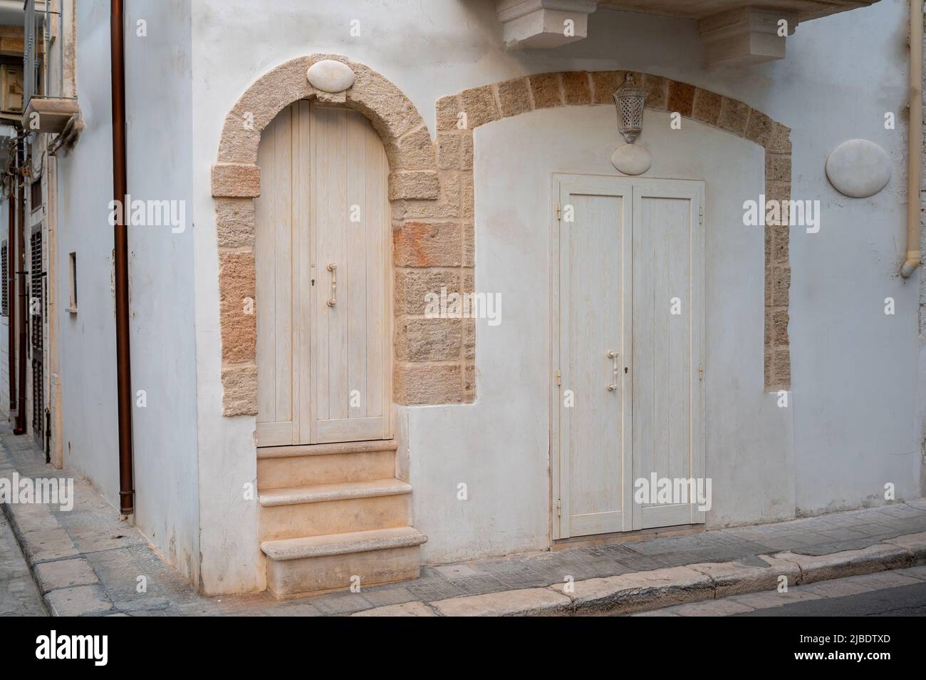 Polignano a mare, Puglia,Italy. August 2021. The houses in the historic center are characterized by an entrance door adjacent to one of the corners of Stock Photo