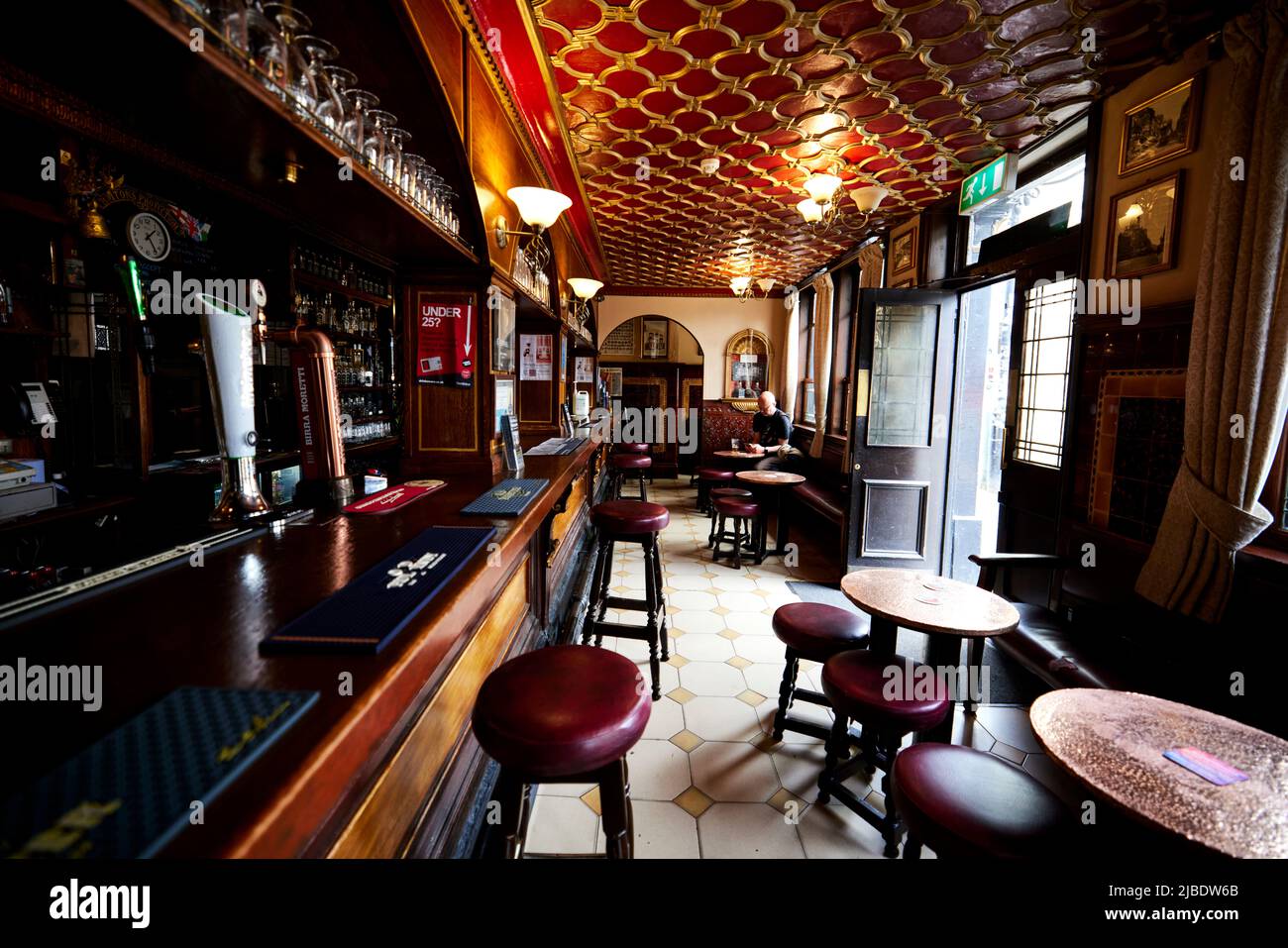 The Briton’s Protection traditional small pub in Manchester city centre Stock Photo