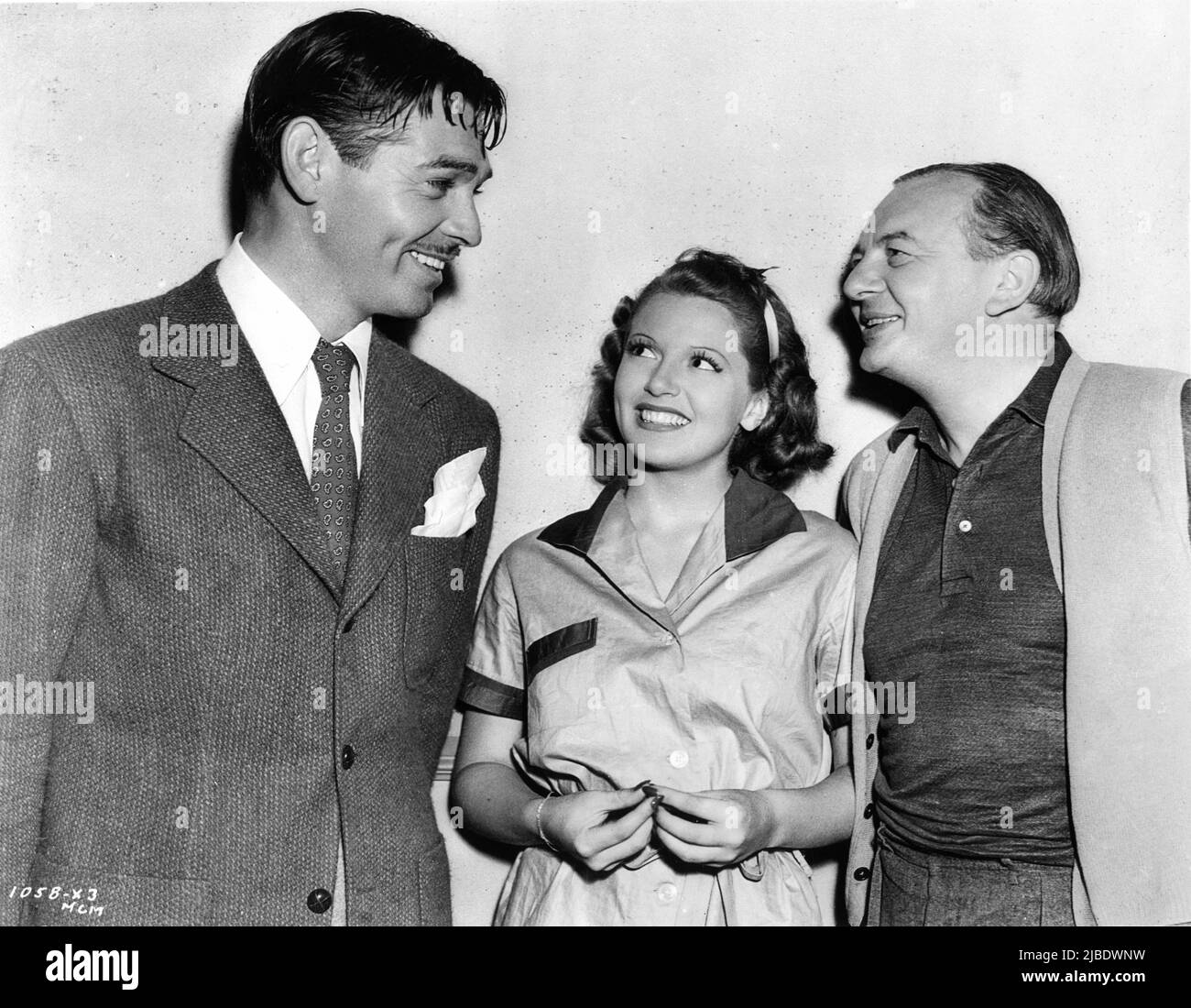Set Visitor CLARK GABLE with a young LANA TURNER and Director REINHOLD SCHUNZEL on set candid at the start of filming in June 1938 of RICH MAN, POOR GIRL 1938 director REINHOLD SCHUNZEL from play White Collars by Edith Ellis Metro Goldwyn Mayer Stock Photo