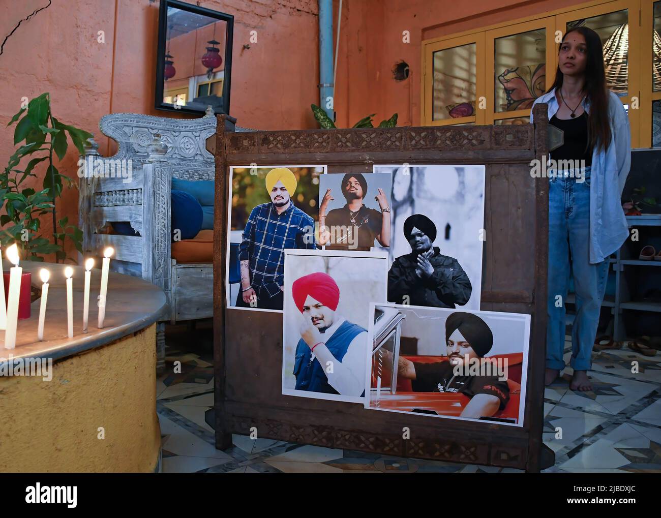 Mumbai, India. 05th June, 2022. A board is seen with photos of late Indian singer Shubhdeep Singh Sidhu, known by his stage name Sidhu Moose Wala during a candle light vigil in Mumbai. The singer was gunned down by assailants in Jawaharke village of Mansa in Punjab on 29th May 2022. Credit: SOPA Images Limited/Alamy Live News Stock Photo