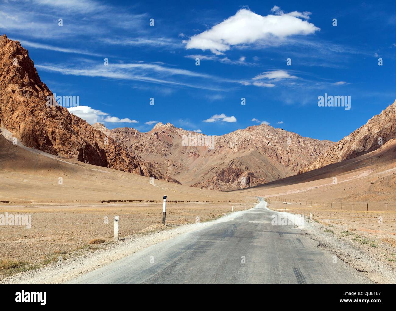 Pamir Highway Or Pamirskij Trakt Landscape Around Pamir Highway M41   Pamir Highway Or Pamirskij Trakt Landscape Around Pamir Highway M41 International Road Mountains In Tajikistan 2JBE1E7 