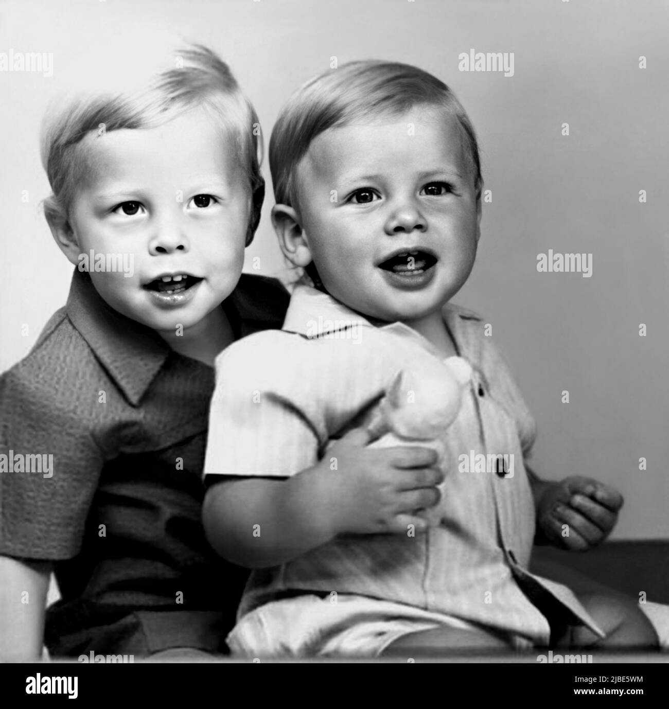 1974 ca, Pretoria , SOUTH AFRICA : The celebrated american ELON Reeve MUSK ( born in Pretoria, 28 june 1971 ) when was a young boy aged 3 with his little brother KIMBAL ( born in 1972 ).  South African born, naturalizated U.S.  business magnate , investor and media proprietor founder of  PAY PAL company , founder of SpaceX , CEO and product architect of TESLA , Inc. . Unknown photographer .- INFORMATICA - INFORMATICO - INFORMATICS - COMPUTER TECHNOLOGY  - HISTORY - FOTO STORICHE - TYCOON - personalità da bambino bambini da giovane - personality personalities when was young - INFANZIA - CHILD Stock Photo