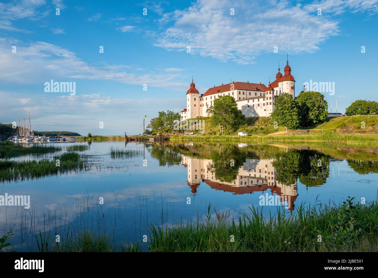 Summer evening by Lake Vänern and Läcko Castle. Baroque style Läckö ...