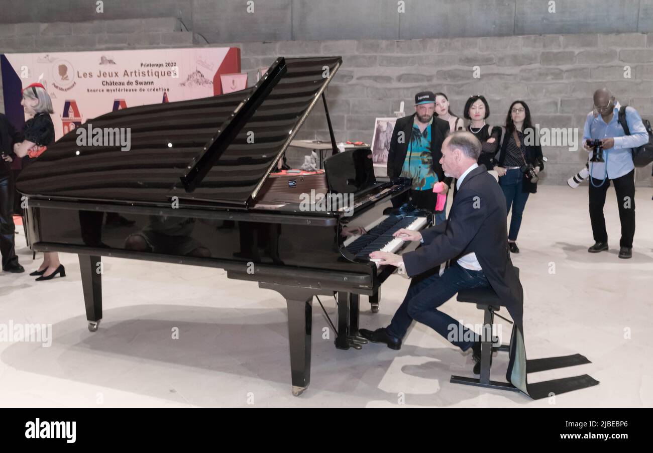 Paris : 'Jeux Artistiques ' au carrousel du Louvre, introduit par l'ambassadeur de Chine et organisé par Anath Tordjman-Compagnon. Stock Photo