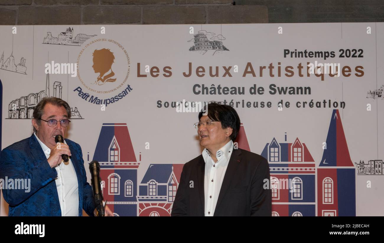 Paris : 'Jeux Artistiques ' au carrousel du Louvre, introduit par l'ambassadeur de Chine et organisé par Anath Tordjman-Compagnon. Stock Photo