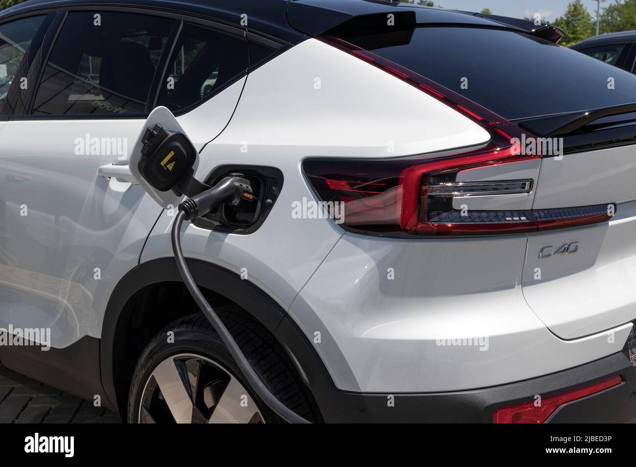 Indianapolis - Circa June 2022: Volvo C40 EV plug in hybrid display. Volvo is a subsidiary of the Chinese automotive company Geely. Stock Photo