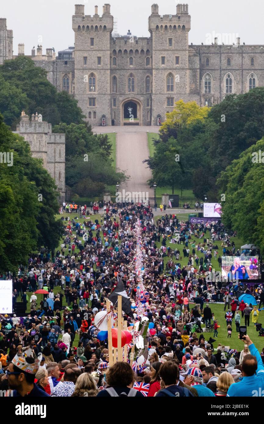 Windsor, UK. 5th June, 2022. Local residents take part in a Platinum