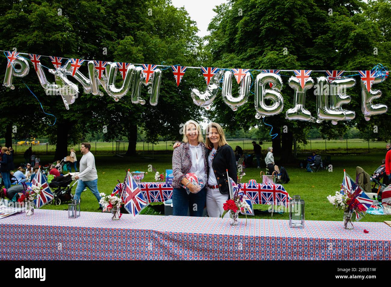 Windsor, UK. 5th June, 2022. Local residents prepare to take part in a Platinum Jubilee Big Lunch On The Long Walk in Windsor Great Park to mark Queen Stock Photo