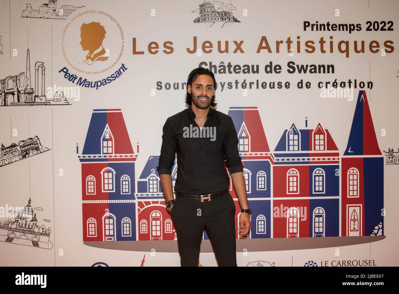 Paris : 'Jeux Artistiques ' au carrousel du Louvre, introduit par l'ambassadeur de Chine et organisé par Anath Tordjman-Compagnon. Stock Photo