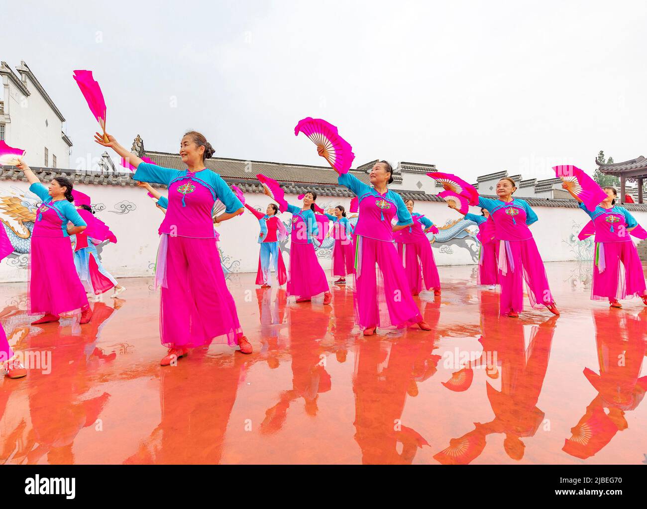 SUQIAN, CHINA - JUNE 5, 2022 - More than 30 bodybuilders sing and dance at the Lakeside Shuanglong Stage to celebrate World Environment Day in Suqian, Stock Photo