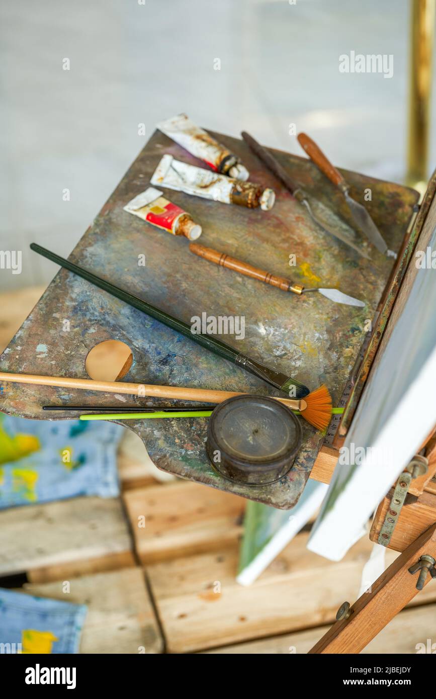 Painters table painters pallet hires stock photography and images Alamy