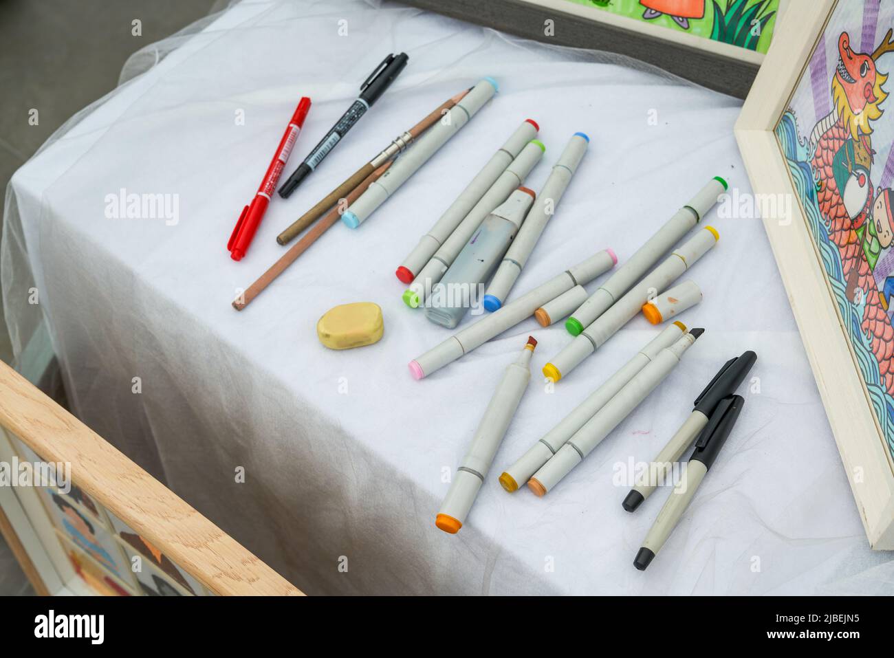 Painters table painters pallet hires stock photography and images Alamy