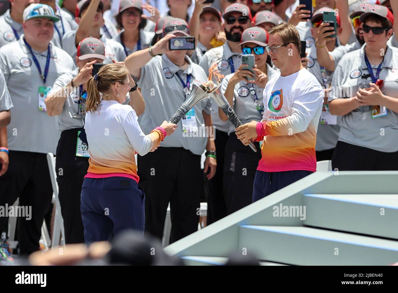 Orlando, Fl, US, June 5, 2022 Athlete LINDSAY FULOP hands off the