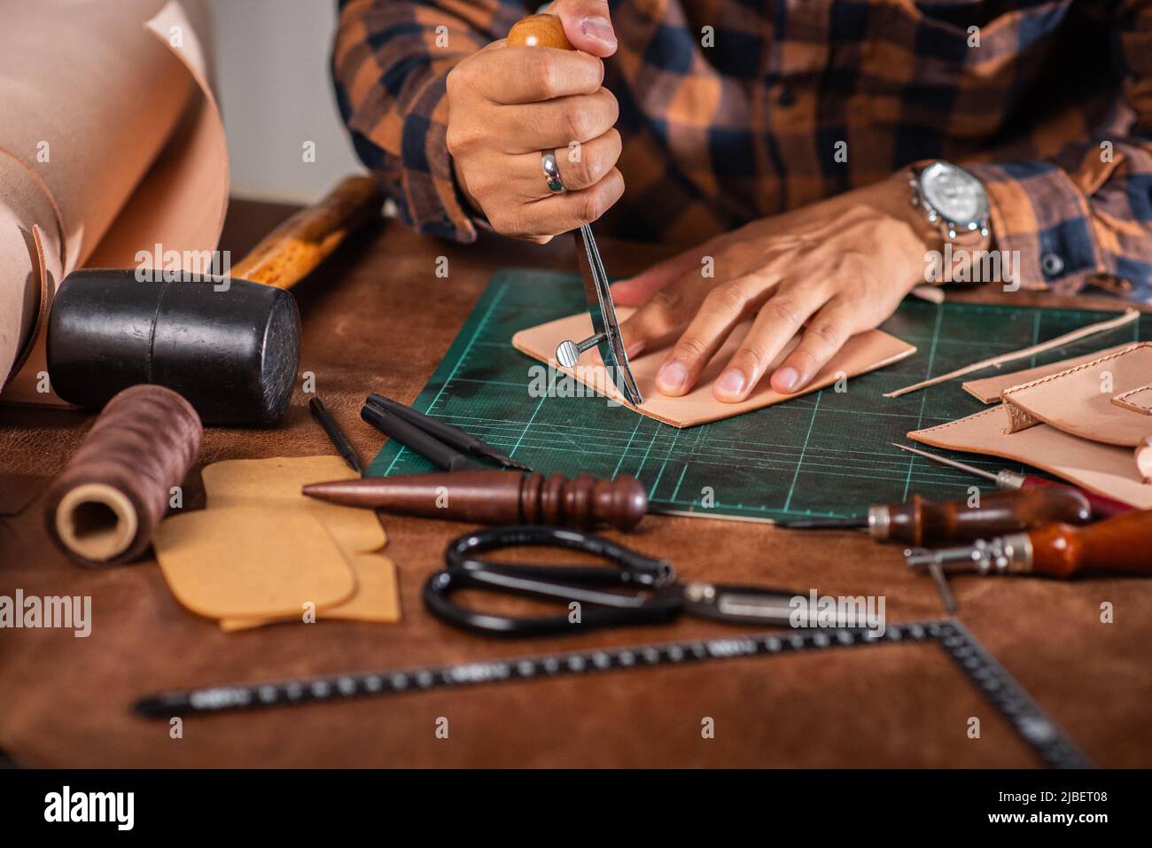 Man hand dyeing leather hi-res stock photography and images - Alamy