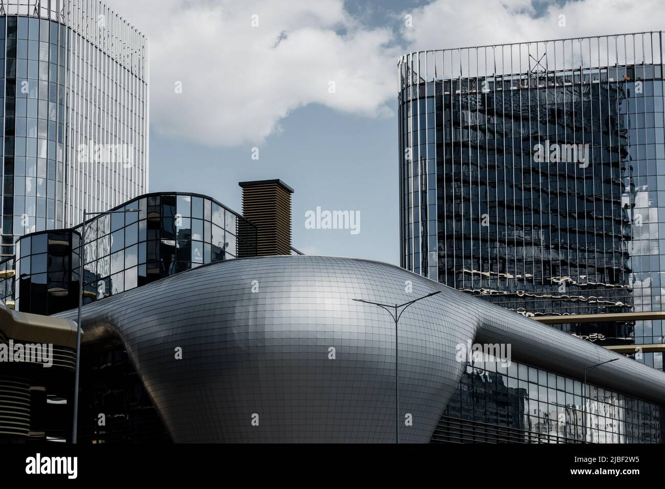 Modern glass and steel office building exterior Stock Photo - Alamy