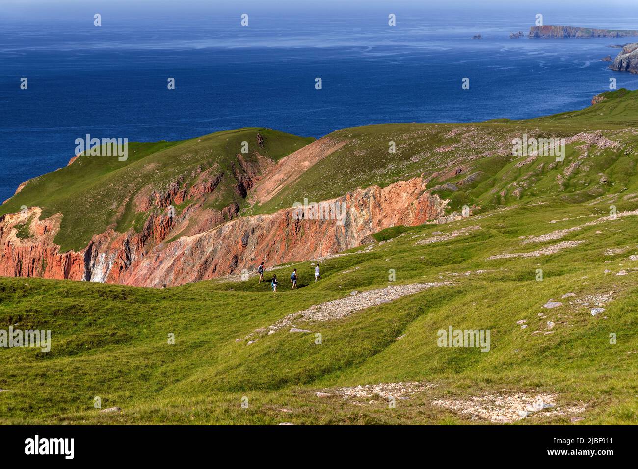 Distant hikers on Ronas Hill in Scotland Stock Photo
