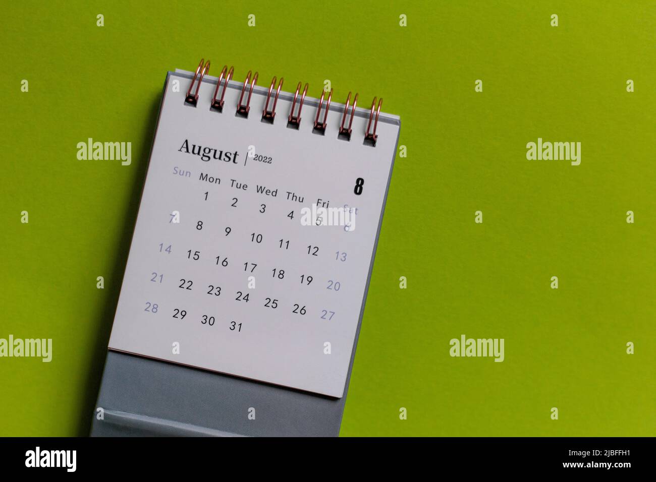 Desktop calendar for August 2022 on a green background Stock Photo - Alamy