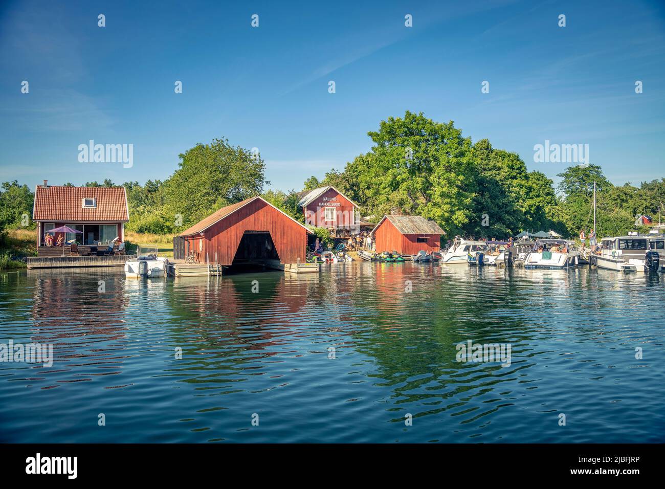 Tree boat waters edge hi-res stock photography and images - Alamy
