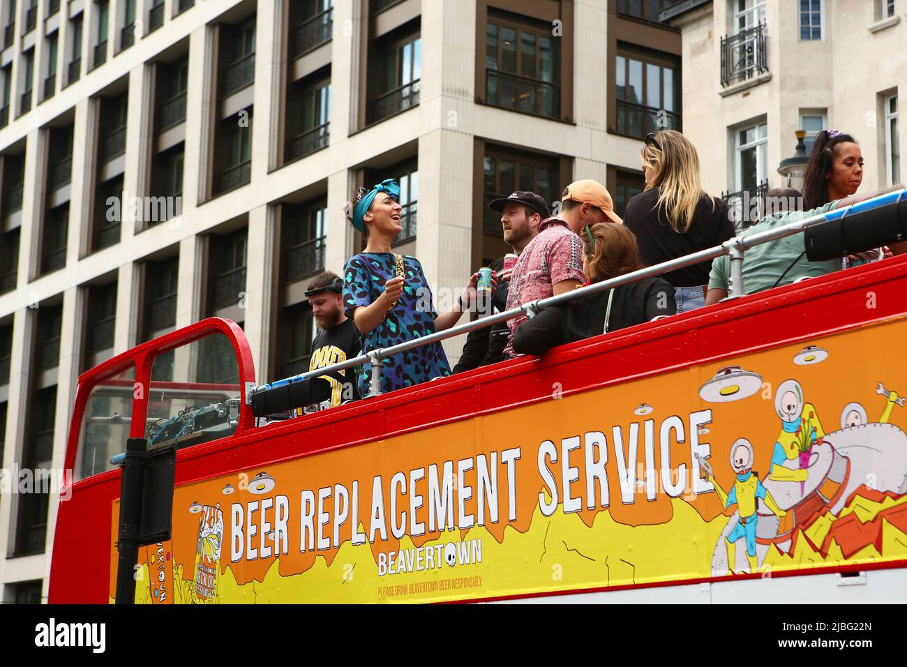 EDITORIAL USE ONLY People onboard the Beavertown 'Beer Replacement Service', a bus service which offered free beers and travel, running from Euston to Green Park in London over the Jubilee weekend. Issue date: Monday June 6, 2022. Stock Photo