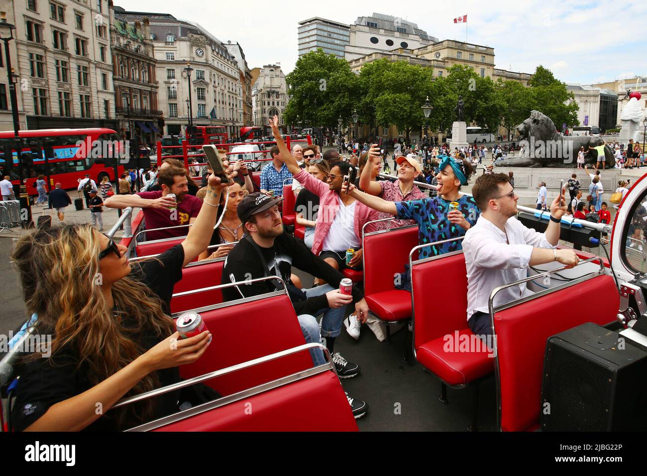 EDITORIAL USE ONLY People onboard the Beavertown 'Beer Replacement Service', a bus service which offered free beers and travel, running from Euston to Green Park in London over the Jubilee weekend. Issue date: Monday June 6, 2022. Stock Photo