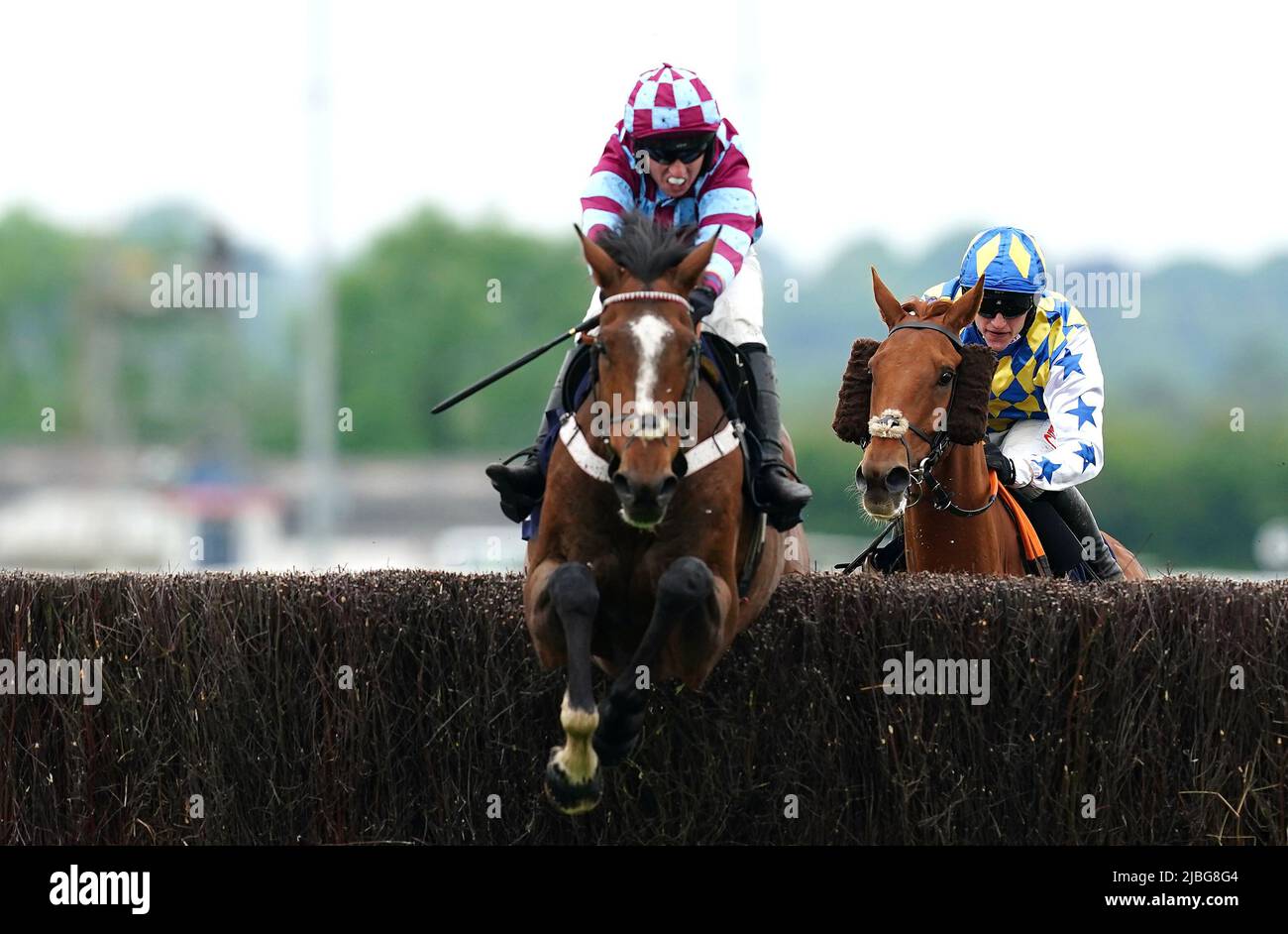 Atlantic Storm ridden by jockey Charlie Hammond wins the Royal Ascot on Sky Sports Racing Handicap Chase at Southwell racecourse, Nottinghamshire. Picture date: Monday June 6, 2022. Stock Photo