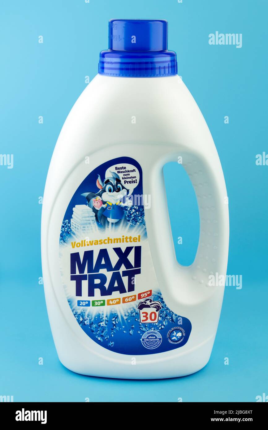 Vollwaschmittel Maxitrat auf blauem Hintergrund Stock Photo - Alamy