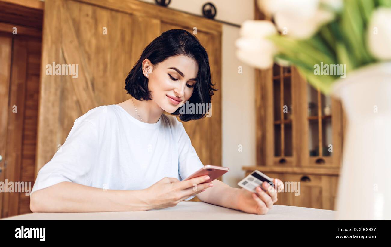 Girl buying hi-res stock photography and images - Page 25 - Alamy