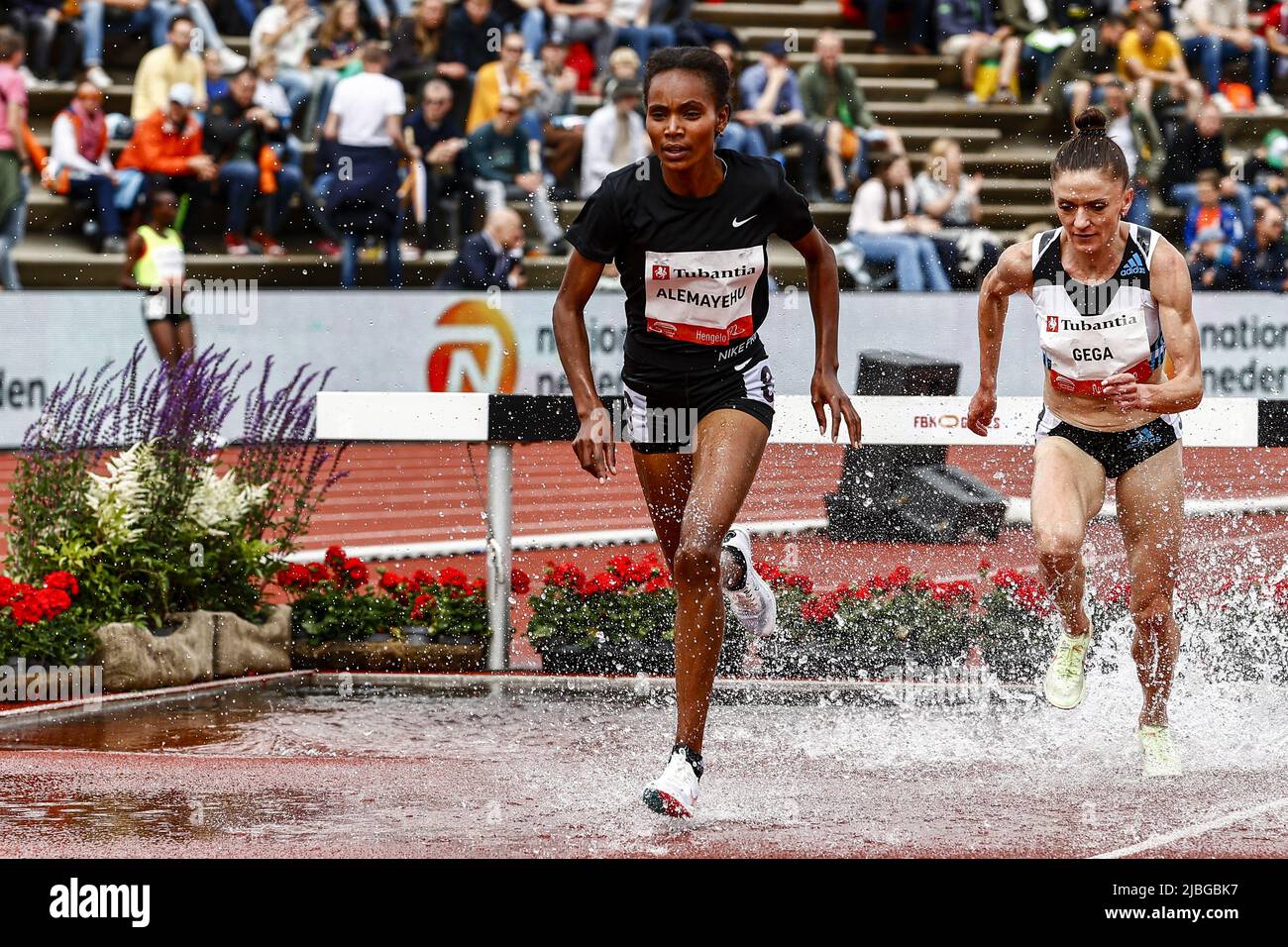 2022-06-06 15:22:05 HENGELO - Sembo Alemayehu and Luiza Gega in action on the women's 3000 meters steeplechase during the FBK Games. ANP VINCENT JANNINK netherlands out - belgium out Stock Photo