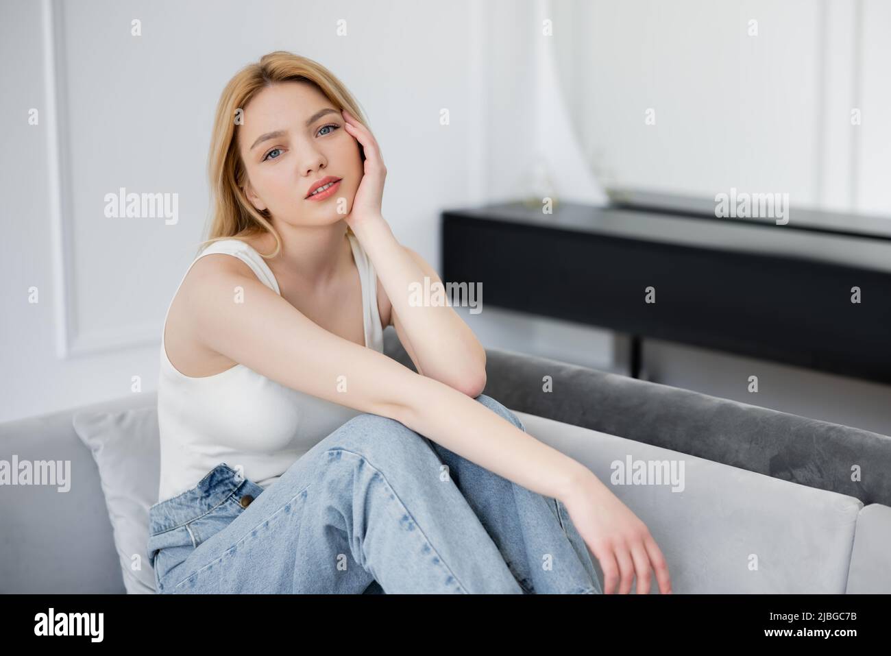 Pretty blonde woman in jeans hi-res stock photography and images - Alamy