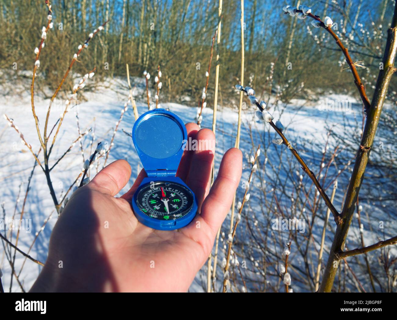 Winter hiking (winter independent travel in forest and river), camping