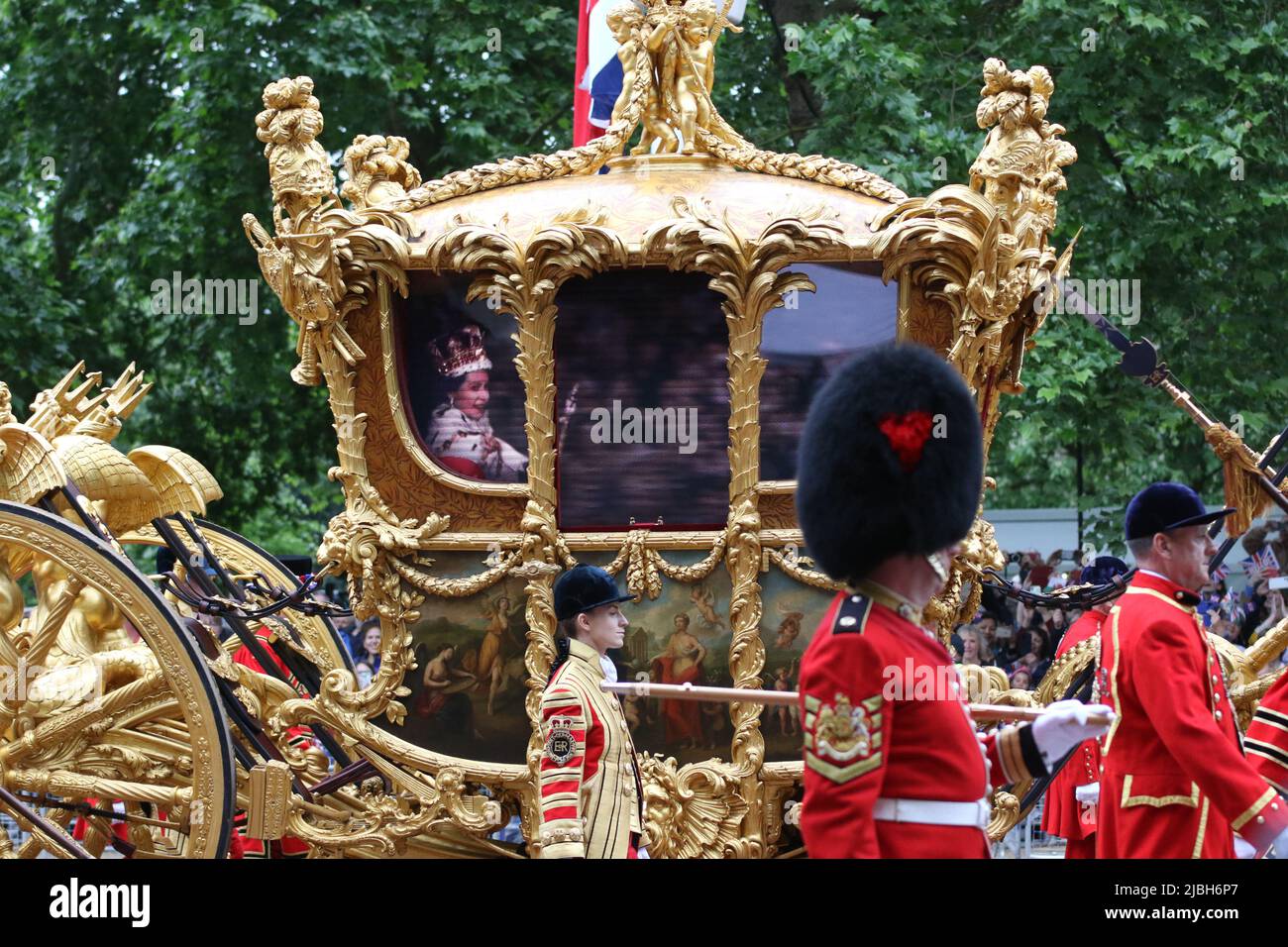 queen elizabeth coronation carriage
