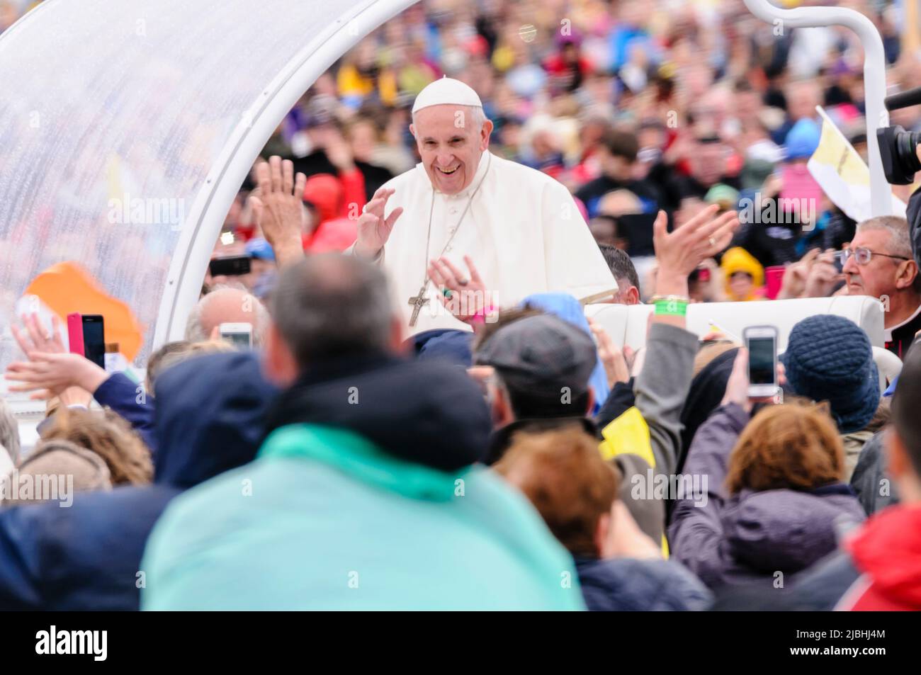 Dublin, Ireland. 26/08/2018 - Pope Francis greets the crowd at Phoenix Park Stock Photo