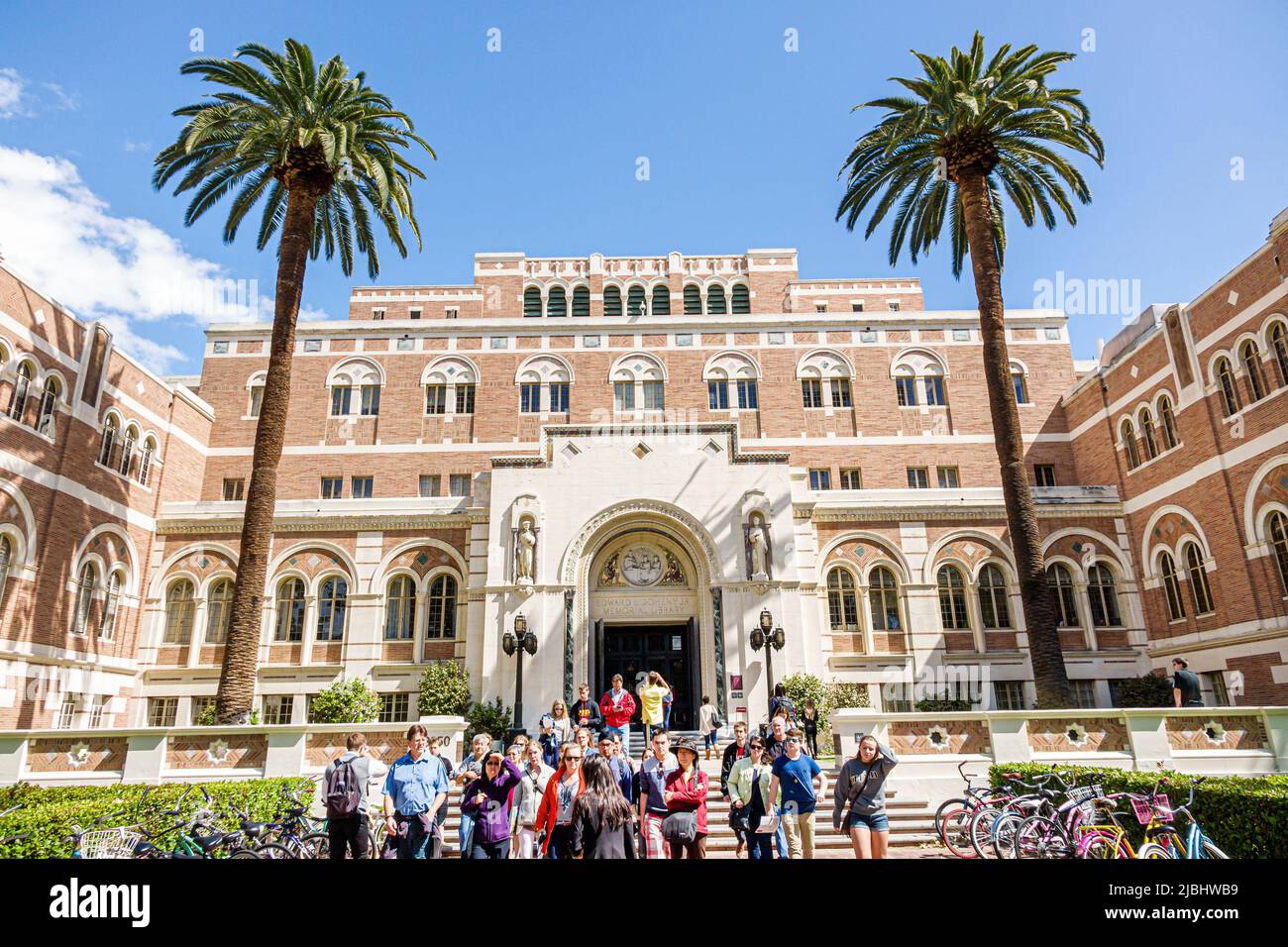 Los Angeles California,USC,University of Southern California,Doheny Library,students boys girls teen teens teenagers campus walking tour,orientation Stock Photo