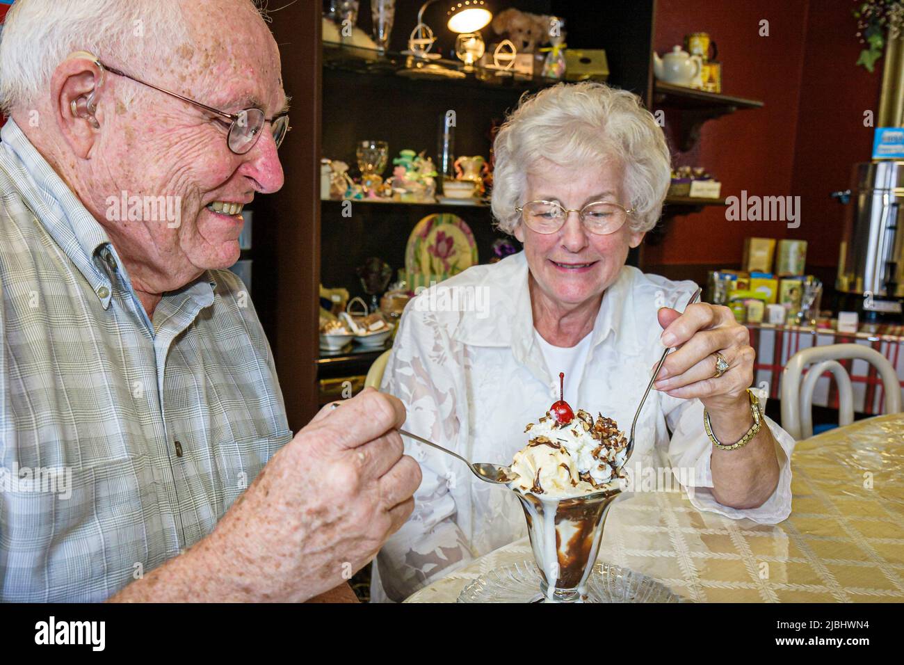 Indiana Kosciusko County,Pierceton,1st Street,Weckmuller Fine Chocolates,senior seniors citizens pensioners couple ice cream sundae dessert couple Stock Photo