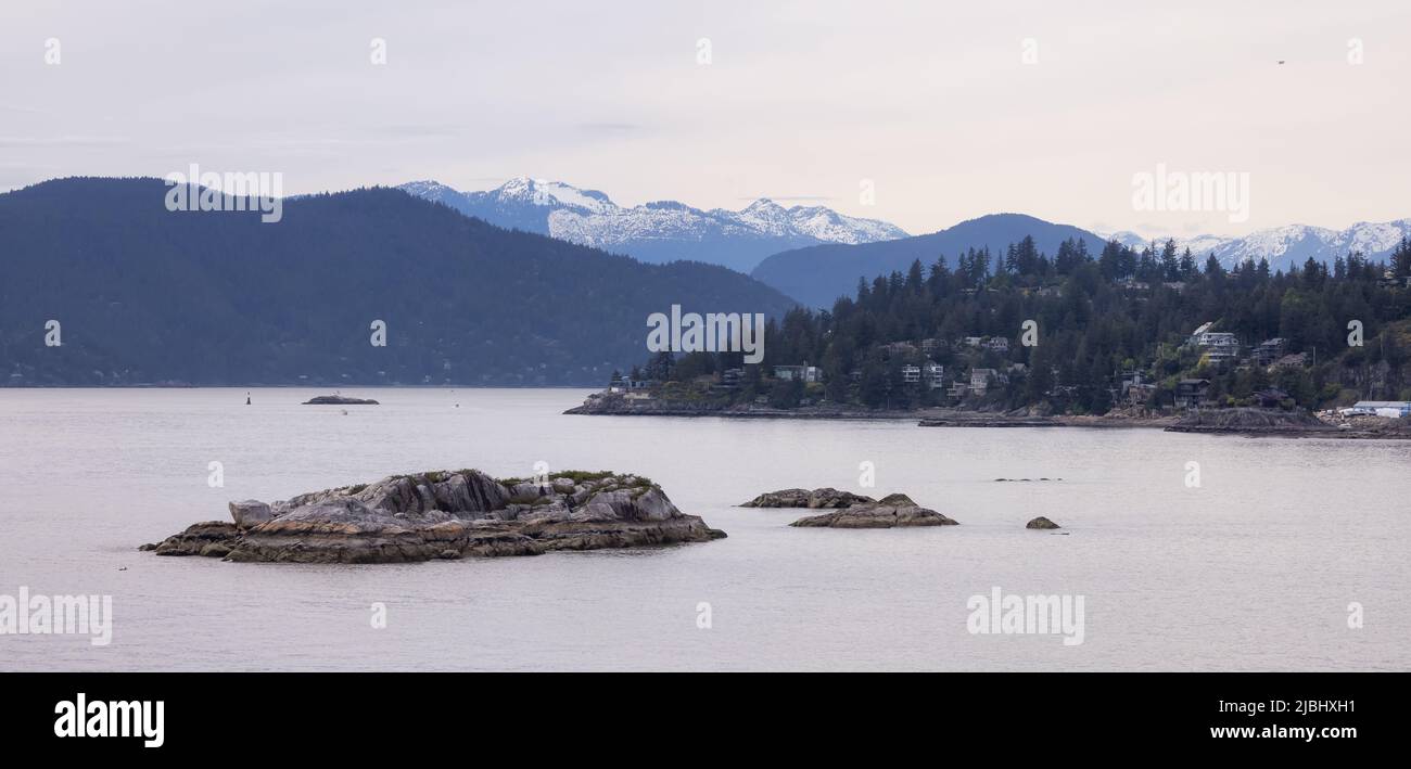 Luxury Homes on rocky shore in Howe Sound Stock Photo Alamy