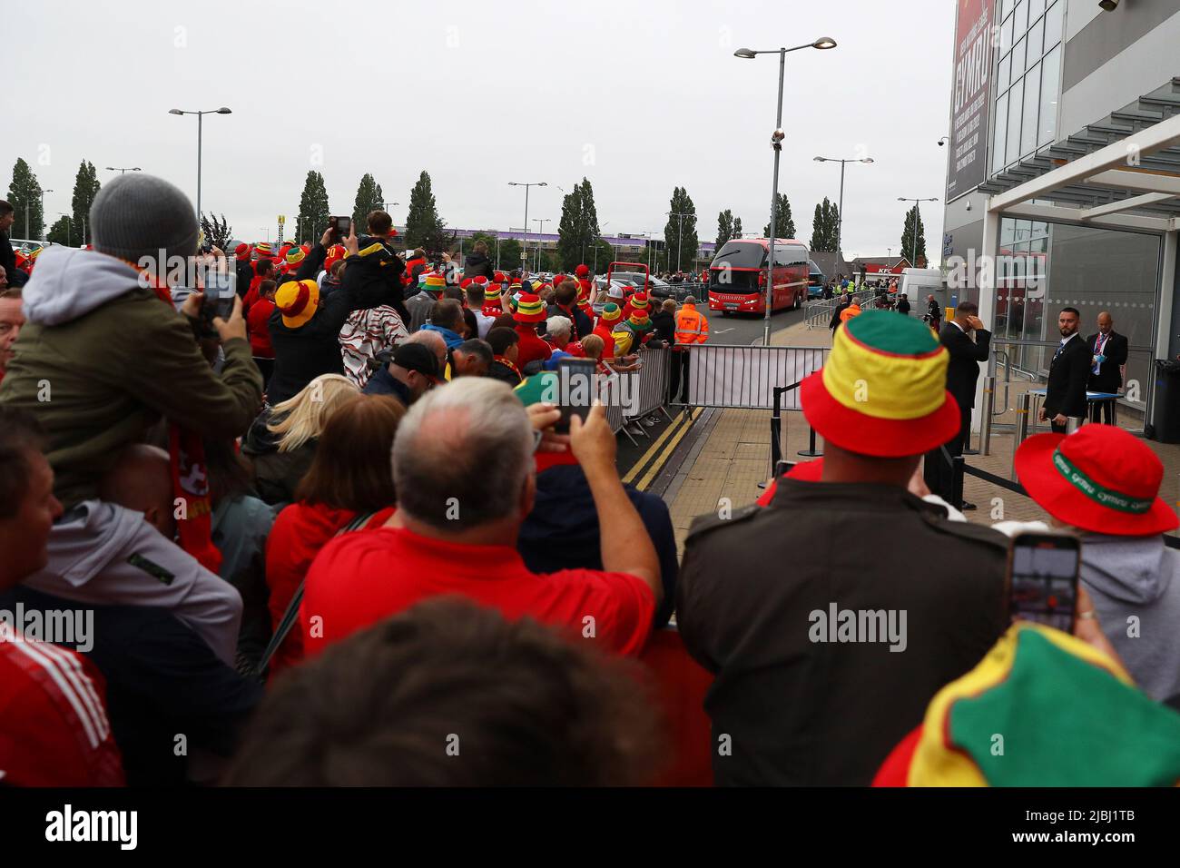 Cardiff, UK. 05th June, 2022. Wales football fans watch as the Wales team bus arrives ahead of the game. FIFA World Cup 2022 play off final, Wales v Ukraine at the Cardiff city stadium in Cardiff, South Wales on Sunday 5th June 2022. Editorial use only. pic by Andrew Orchard/Andrew Orchard sports photography/Alamy Live News Credit: Andrew Orchard sports photography/Alamy Live News Stock Photo